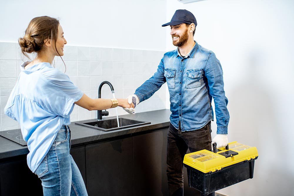 Plumber-Customer-Service plumber fixing drain
